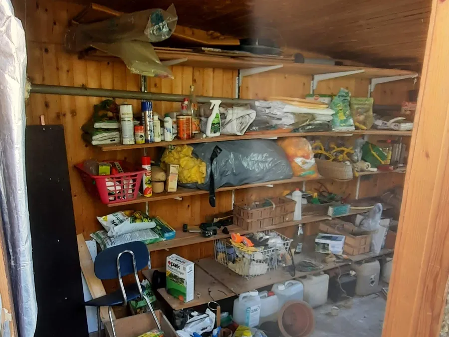 Volle Regale in einer Garage vor der Entrümpelung