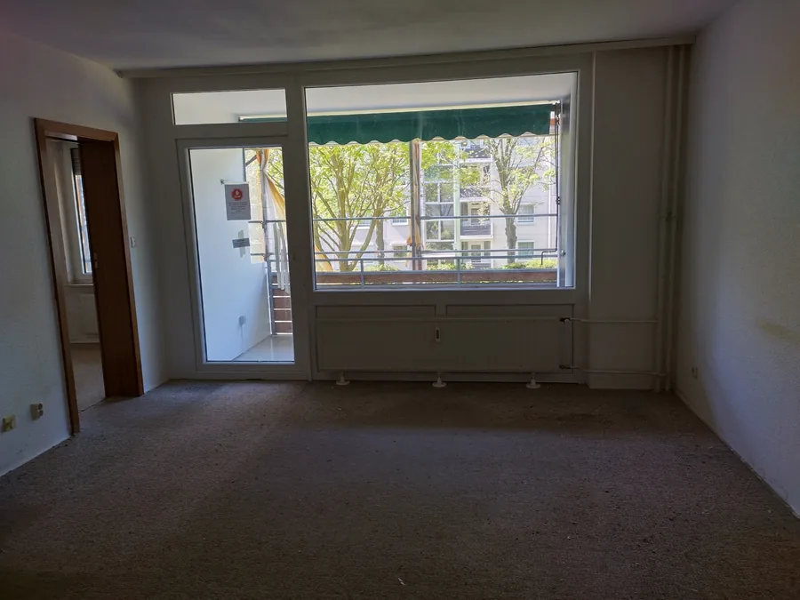 Leer geräumtes Zimmer mit Balkontür nach einer Wohnungsauflösung