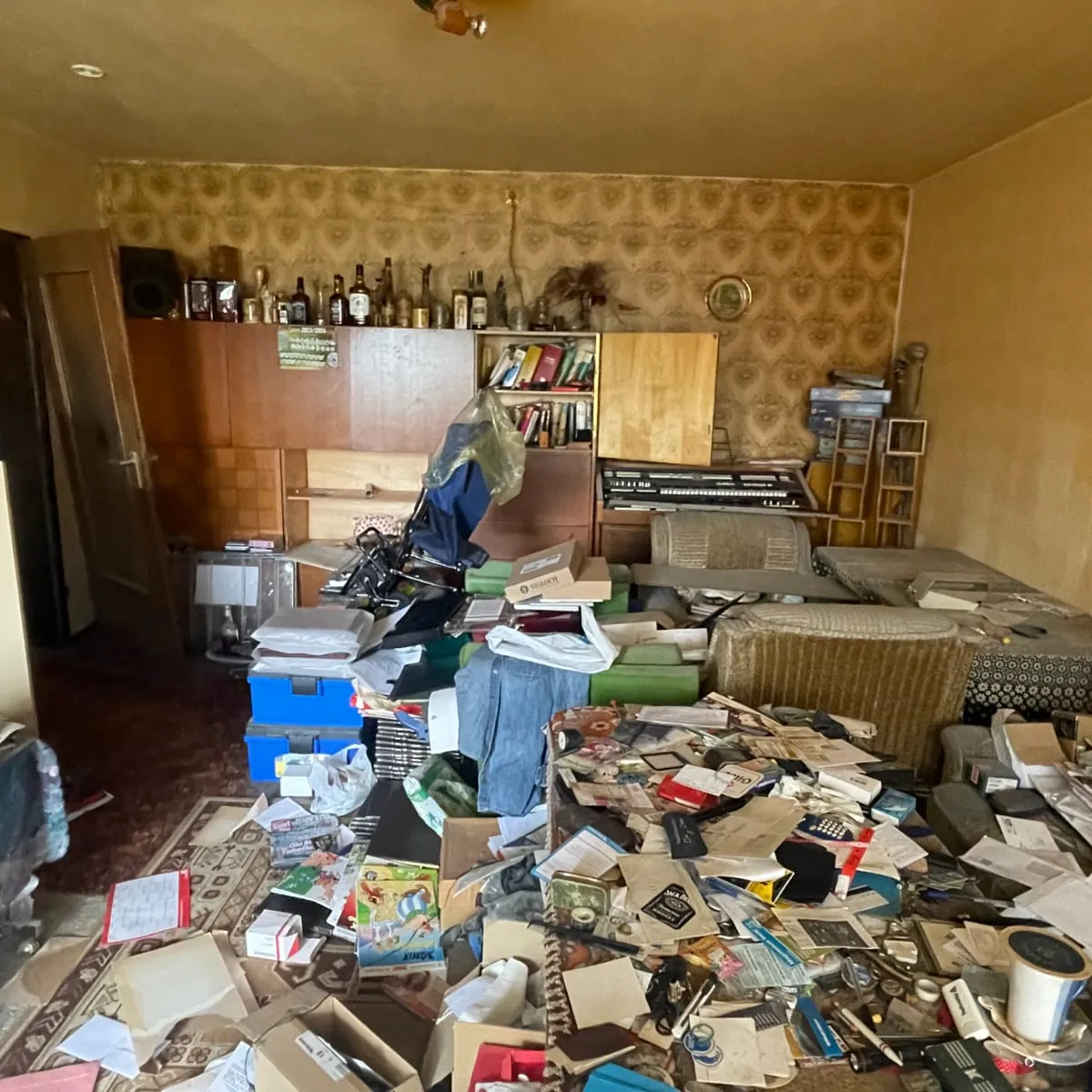 Vollgestelltes Wohnzimmer vor einer Haushaltsauflösung