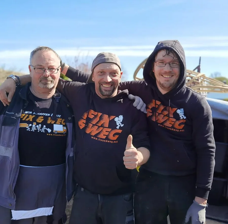 Drei Mitarbeiter von Fix + weg in Firmen-Shirts